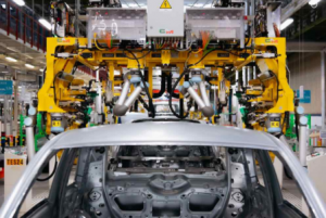 11台机器人如何帮助组装菲亚特 500电动汽车