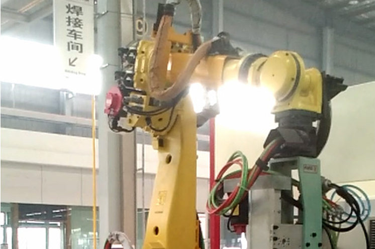 机器人自动电阻焊工作站_中国AGV网(www.chinaagv.com)