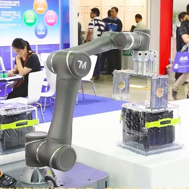 协作机器人搭载AGV_中国AGV网(www.chinaagv.com)