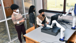 亚马逊和汉普顿大学建立机器人项目