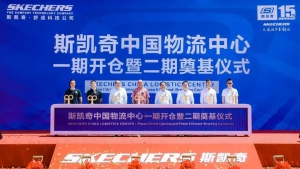 神秘大仓里的立镖“小黄人”，斯凯奇全球标杆仓开业