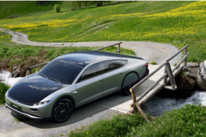 首款量产太阳能电动汽车在荷兰问世