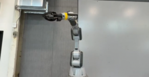 Sarcos 测试机器人行李处理系统