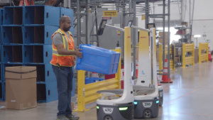 假日购物高峰带动物流机器人的租赁业务