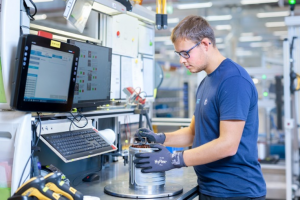 可持续动力先驱：ZF 生产了 200 万台无稀土电动机