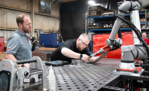 优傲机器人预测 2023 年自动化趋势，助力制造商实现新年目标