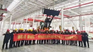 井源重载装配AGV助力三一湖州装载机灯塔工厂首台整机顺利下线