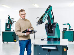 德国fruitcore 机器人推出了它所称的新型“全能型”工业机械臂