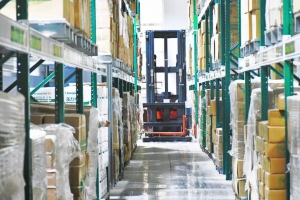 MiMA站驾式三向叉车助力工贸行业密集仓储扩容增效