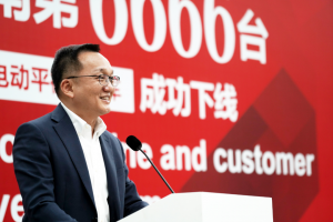 第6666台林德电动平衡重叉车下线交付海尔集团，凯傲中国持续发力智能绿色搬运