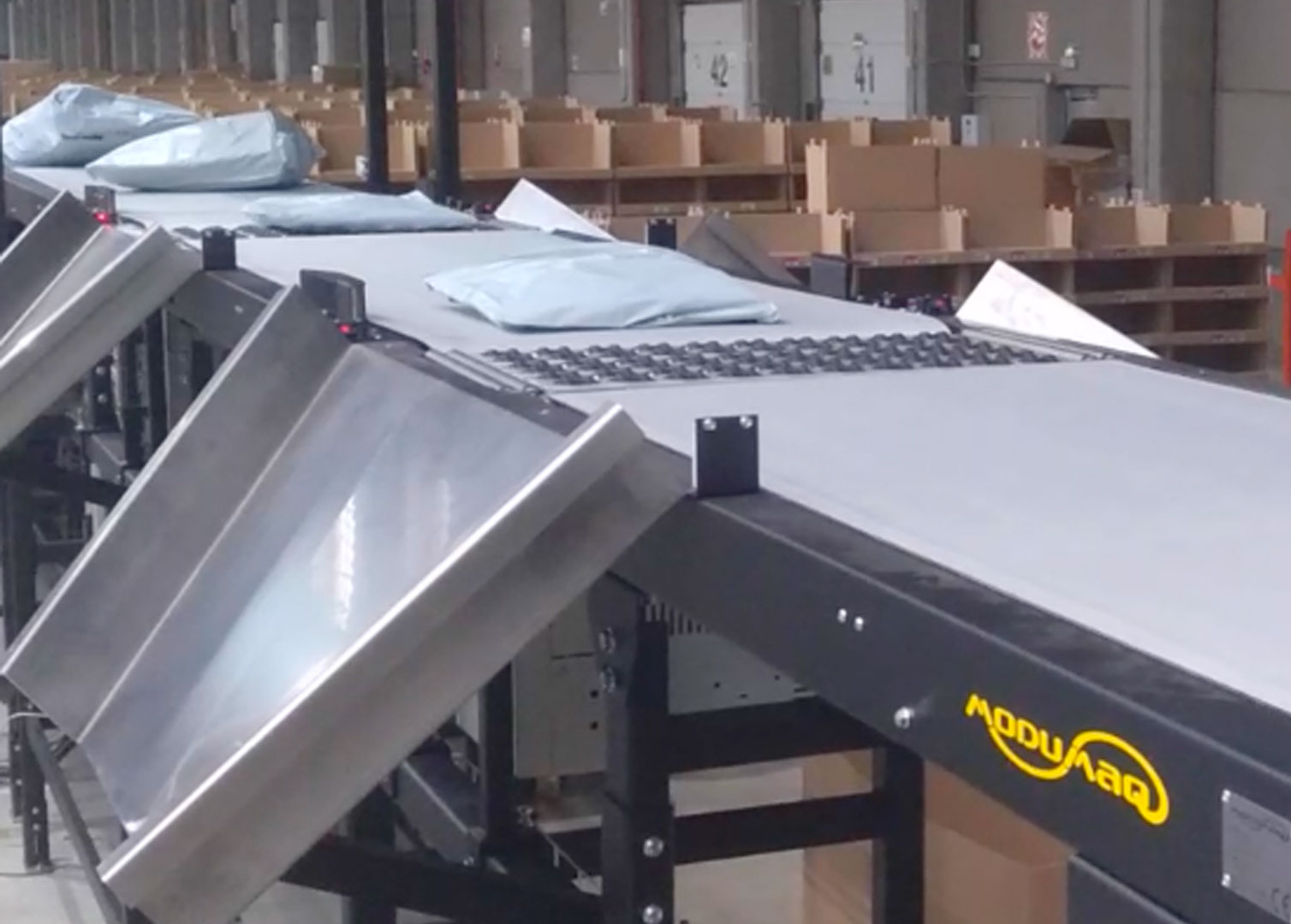 电子商务配送中心分拣系统_中国AGV网(www.chinaagv.com) 电子商务配送中心分拣系统_中国AGV网(www.chinaagv.com)