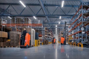 丰田推出三款全新的站立式仓库叉车