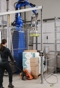 请雇用机器人！应对紧张的劳动力市场