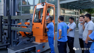 客户案例|卓一“蟹力士”5吨越野版多向叉车落地德资光伏设备制造工厂，助力10m长物料高效搬运