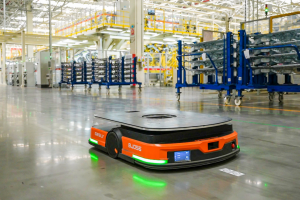 陕西宝鸡：机器人施展硬核“手艺” 点亮汽车智能制造