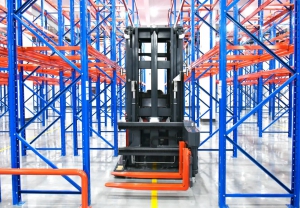 客户案例 | MiMA窄巷道人下行三向堆垛车 助力医疗行业无尘化密集仓储