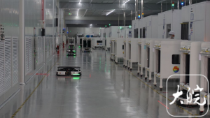 215台搬运AGV（自动导向搬运车），只需要十来个人协助运维，光伏企业的智能车间是如何运转的？