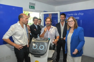 乌拉圭总统Lacalle Pou在社会政策参考中心落成仪式上与普渡机器人贝拉互动