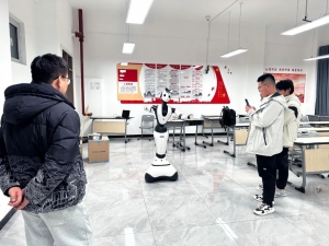达闼人形机器人走进吕梁师范实验室，为学生开启AI探索之门