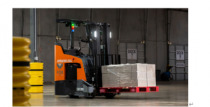 Fox Robotics 凭借业界首创站立式自主叉车实现了超过 250 万次托盘牵引