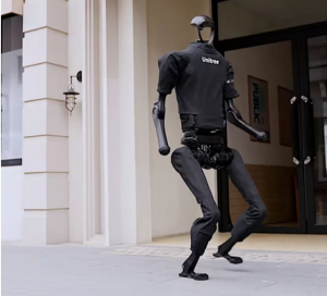 英媒《the-sun》：中国展示令人毛骨悚然的世界上行走最快的人形机器人