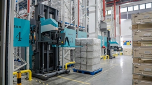 客户案例|卓一人下行三向AGV叉车助力新能源行业打造智慧工厂