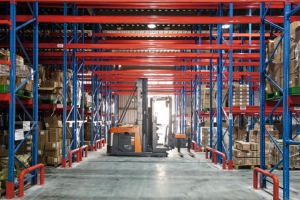 卓一VNA人上行三向叉车落地农机配件企业，打造高效密集存储方案