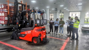 百威哈啤平衡重无人叉车项目顺利通过厂验