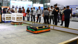 创新融合 引领物流革新｜嘉腾机器人与捷象机器人联合推出潜伏式无人叉车（LAF）