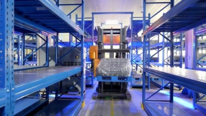 卓一窄巷道三向AGV叉车助力汽配头部企业实现物流自动化升级