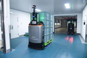 鲁南制药的中药车间里，AGV与机械手配合照方抓药