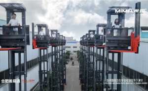 合肥搬易通MiMA人上型三向叉车批量启航，为海外仓储注入强劲动力！