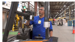 沃尔玛部署自主叉车以提升仓储效率