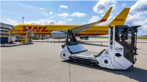 英国Aurrigo公司展示先进的机场自动驾驶电动货物拖车