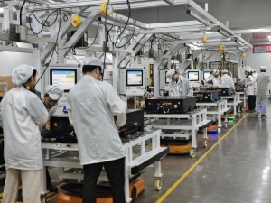 20多台AGV来回穿梭，在各工序中实现物料自动流转