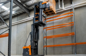 拣选效率升级！库容量升级！卓一VNA人上行三向叉车为澳洲3C电子行业赋能