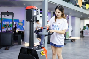 走进未来数智工厂，看“叉二代”的初体验！