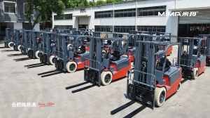 荣耀启航|20余台MiMA米玛平衡重叉车批量发货至海外