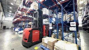 林德窄通道三向堆垛叉车助力保健品行业物流高效运转