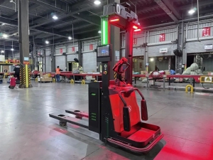 山西省快递行业首次投用AGV智能搬运机器人 一台能顶6个人