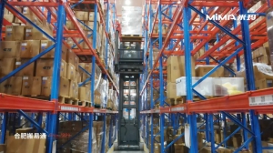 合肥搬易通MiMA米玛人上型三向堆垛车，为橡塑企业仓储密集化升级强势赋能