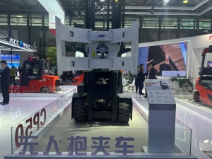 九曜智能重磅发布无人平衡重抱夹车，赋能造纸行业物流升级效率革命