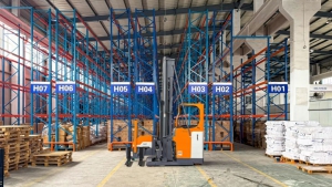 客户案例|窄巷道、大库容、高效率！卓一人下行三向叉车助力物流企业效益升级