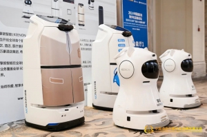 革新酒店清洁！擎朗清洁机器人首发酒店行业大会