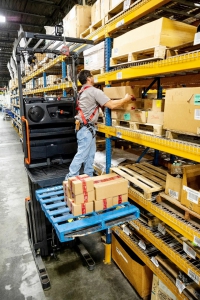 林德电动拣选叉车 | 汽配行业的仓储利器，助力高效运营