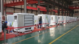 《向“新”而行谋先至》从“车找桩”到“桩找车” 港城造移动充电机器人“上岗”