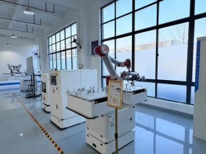 给机械臂装上轮子和大脑，工业机器人涌现新蓝海