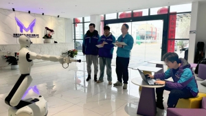 多款新产品项目“齐头并进” 武汉经开区民营企业人形移动机器人年内量产