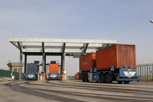 甘其毛都口岸AGV自动导引车今年跨境运输货物突破100万吨