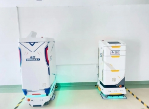 物流机器人"小白"暖心上线，开启医药服务"加速度"